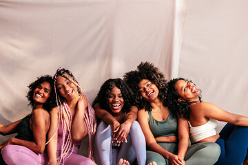 Obraz premium Diverse models posing in sport studio.
