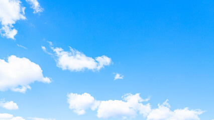 青空に浮かぶ白い雲｜16:9