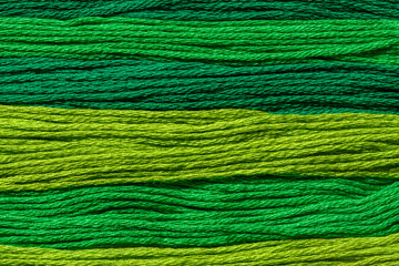 Ułożone poziomów nici w różnych odcieniach zielonego koloru