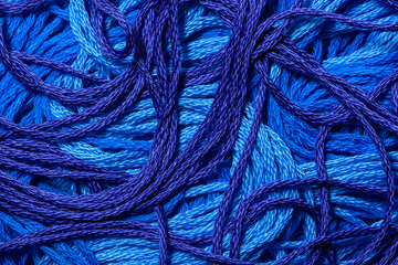 Tapeta wzór ze splątanych sznurków w różnych odcieniach koloru noebieskiego 