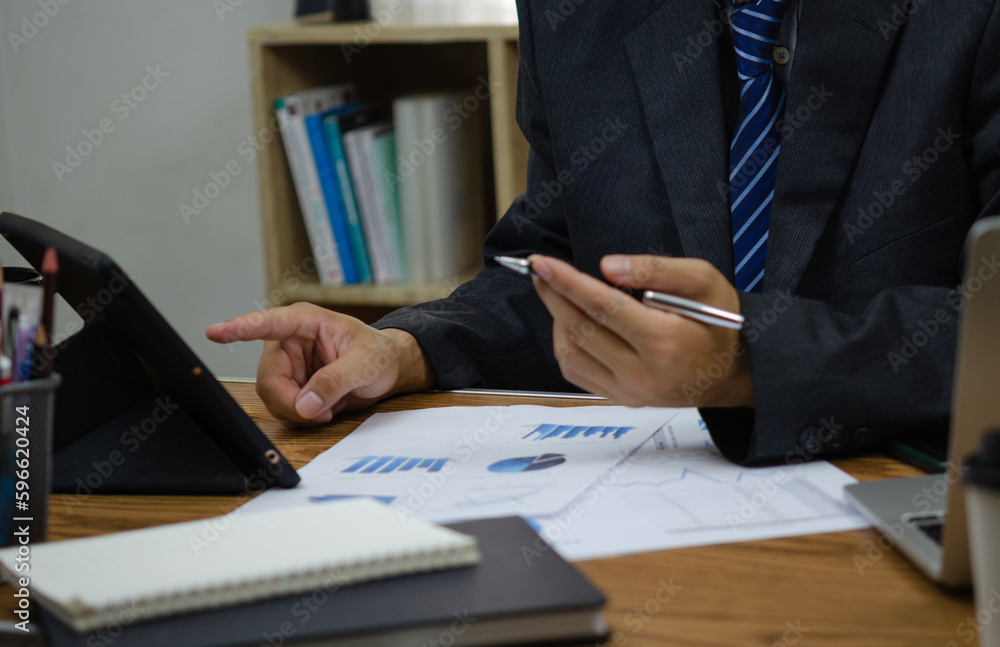 Aufkleber businessperson reviewing documents with pen, analyzing data on graph report statistic and chart fina