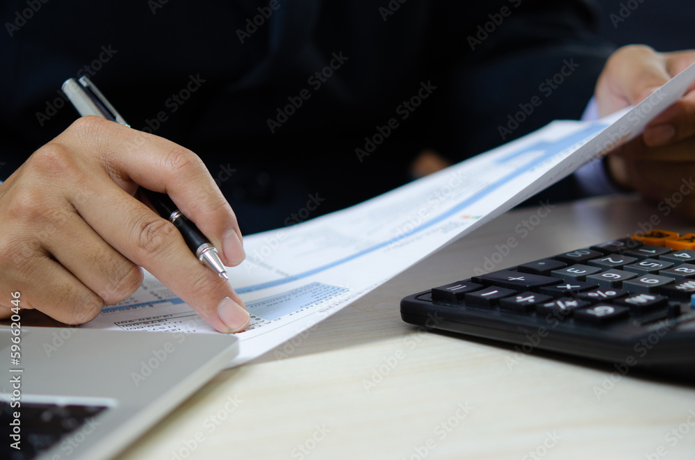 Aufkleber businessperson reviewing documents with pen, analyzing data on graph report statistic and chart fina