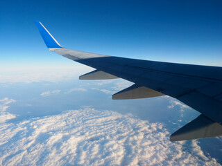 Obraz premium 飛行機の窓からの景色・雲と青空
