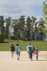 Famille promenant dans le parc naturel d'Agen
