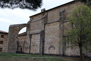 Fachada de la iglesia del monasterio de Leyre 