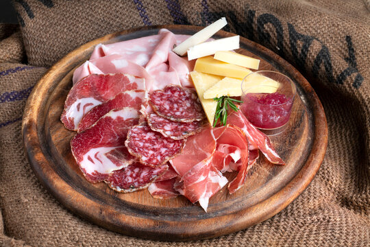 Affetta Il Salame Con La Crosta Dei Granelli Di Pepe Con I Verdi Sul Primo  Piano Del Piatto Fotografia Stock - Immagine di squisitezza, porco:  147479054