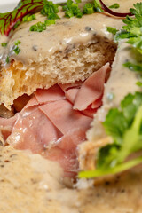 Brioche with ham in mushroom sauce