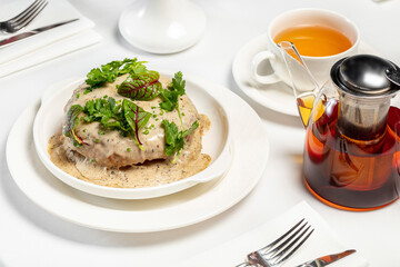 Brioche with ham in mushroom sauce