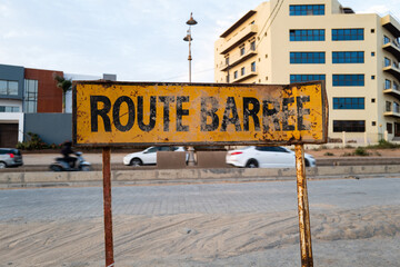 un panneau Route Barr&eacute;e interdit l'acc&egrave;s &agrave; une route dans la ville de Dakar au S&eacute;n&eacute;gal en Afrique