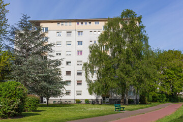 Moderne, monotone Wohngebäude mit Grünanlage , Mehrfamilienhäuser, Bremen, Deutschland