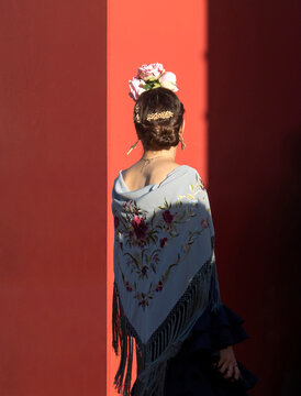 T&iacute;tulo: Mujer vestida de flamenca entrando en la Feria de Abril de Sevilla. 2023 / Woman dressed as a flamenco woman entering the April Fair in Seville. 2023