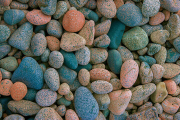 Natursteinhintergrund aus bunten  Kieselsteinen