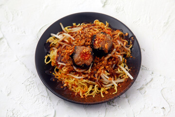 Freshly cooked Hong Kong noodles with Siomai
