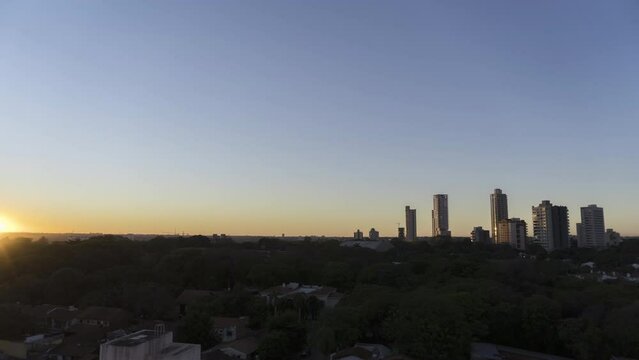 Panorama Zeitraffer von Asuncion in Paraguay mit Hochhäuser bei Sonnenaufgang