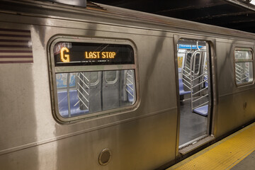 Manhattan New York subway car with open doors waiting for passengers - 596693001