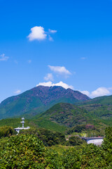 ダム堤防からダム周辺の山並み風景
Mountain scenery around the dam from the dam...