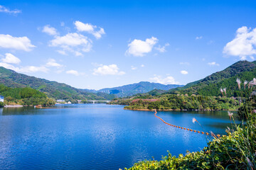 ダム堤防から観える山並み紅葉とダム湖パノラマ風景
Panoramic scenery of...