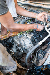 réparation d'un moteur chez un garagiste à Dakar au Sénégal en Afrique. 