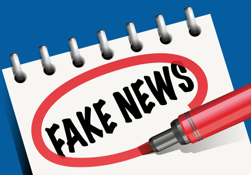 Concept des fausses informations sur les réseaux sociaux avec le mot fake news entouré de rouge, écrit sur un bloc-note.