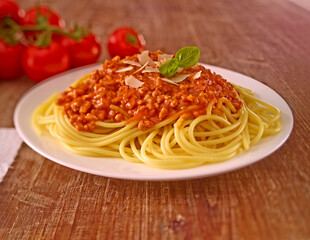 Spaghetti Bolognese mit Tomaten auf Holzfond