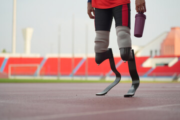 Obraz premium Athlete runner with prosthetic legs at track stadium
