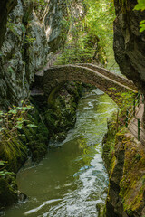 Steinbogenbrücke in der Areuse-Schlucht, im Val de Travers, Kanton Neuenburg, Schweiz