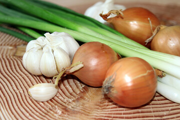 Zwiebel und Knoblauch