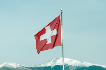 bandiera svizzera e montagne