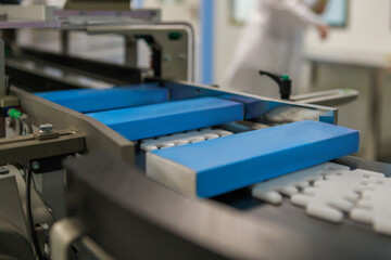 Conveyor line with production of vaccine manufacture.