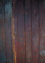 Puerta de madera color café con textura vieja y desgastada ideal para fondos 