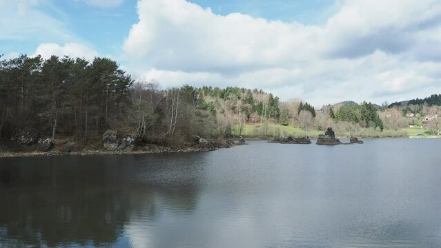 Lac de la Cassi&egrave;re dans le Puy-de-D&ocirc;me au coeur des Pays d'Auvergne au nord du lac d'Aydat