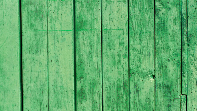 Puerta de tablones de madera pintado de verde en casa rural