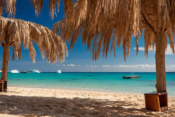 Mahmya Island, Rotes Meer, Ägypten mit Schwimminsel und Booten. Wolkenbild und Palmenwedeln mit...