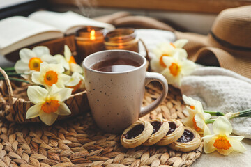 Obraz na płótnie Canvas Cup of hot tea and spring home interior. good morning concept