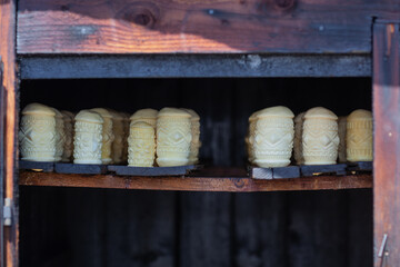 Bacówka nad Dursztynem. Oscypki poukładane na drewnianych deskach. © rogozinski