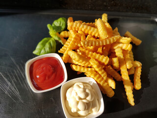 Pommes mit Mayonnaise und Ketchup