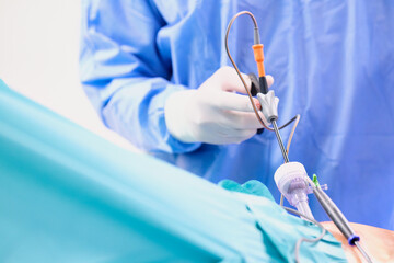 Operacja laparoskopowa na sali operacyjnej w szpitalu. Dłonie chirurga w sterylnych rękawiczkach...