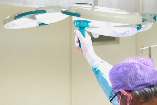 Operacja chirurgiczna na sali operacyjnej w znieczuleniu. Chirurg, anestezjolog, instrumentariuszka.  Limfoscyntygrafia, detektor. Operacja oszczędzająca, biopsja węzła wartownika.