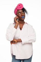 Afrikanerin am Handy mit Bonnet