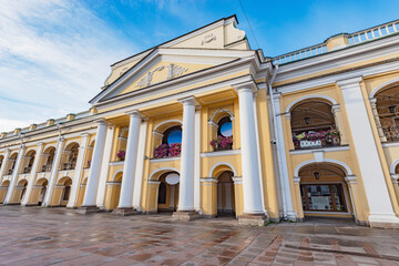 Obraz premium Facade of Great Gostiny Dvor in the city center. Saint Petersburg.