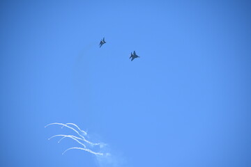 f15 releasing flairs during Israel independence day airshow - obrazy, fototapety, plakaty
