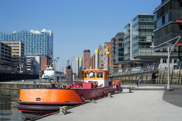 Fototapeta na wymiar Traditionsschiffe im Sandtorhafen der Hansestadt Hamburg