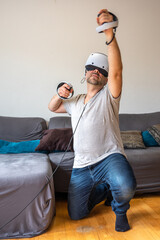 Mann spielt mit VR Datenbrille ein Game