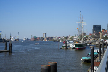 Fototapeta na wymiar Blick auf die Landungsbrücken von Hamburg