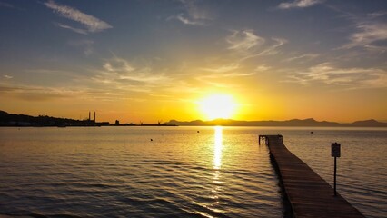 Fototapeta na wymiar amanecer en el puerto de alcudia