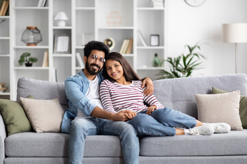 Obraz premium Cheerful young indian lovers enjoying time together at home