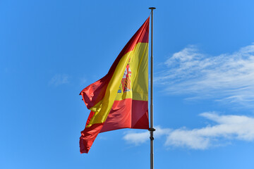bandera de España ondeando al viento