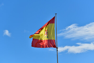 bandera de España ondeando al viento