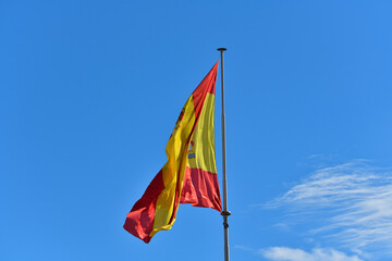 bandera de España ondeando al viento