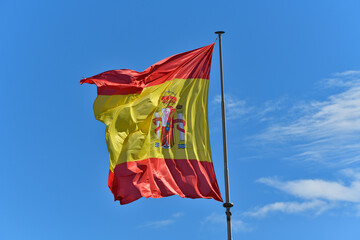 bandera de España ondeando al viento